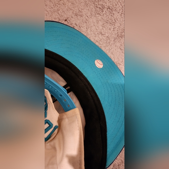 Blue Jay's hat - Picture 3 of 5